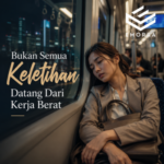 Wanita keletihan duduk dalam LRT selepas waktu kerja sambil menyandar di tingkap pada waktu malam