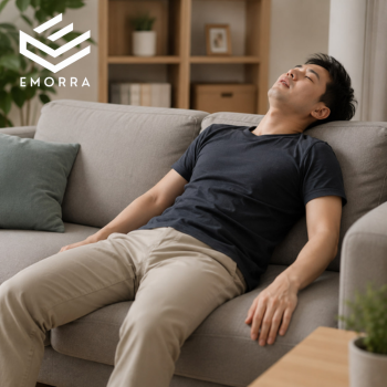 Seorang lelaki kelihatan letih dan kurang bertenaga ketika berehat di sofa dalam ruang tamu moden