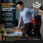 Lelaki pejabat memegang bahagian belakang badan selepas bangun dari kerusi kerja kerana rasa kaku dan tidak selesa akibat duduk terlalu lama.